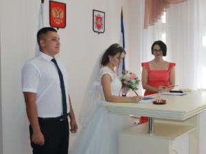 Вопреки суевериям: В пятницу 13 в Крыму зарегистрировали 120 браков