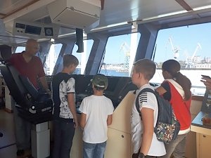 Севастопольские полицейские организовали для подростков экскурсию по военным кораблям