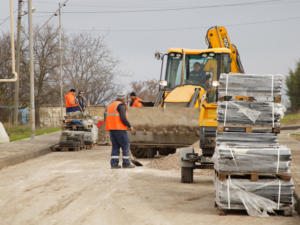 Подрядчиков, срывающих ремонт дорог в Севастополе, оштрафуют