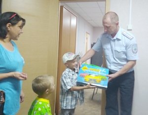 В Севастополе полицейские продолжают участвовать в акции «Помоги пойти учиться!»