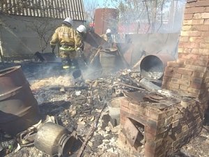 Крымские пожарные ликвидировали пожар в пгт. Ленино