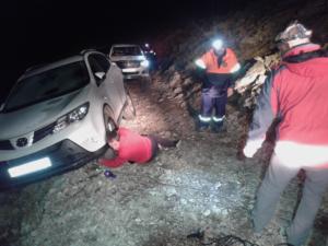 Сотрудники МЧС при помощи лебедки эвакуировали автомобиль с края склона горы Кемаль-Эгерек