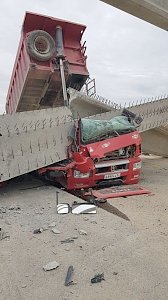 На трассе «Таврида» в Бахчисарайском районе грузовик сбил балки строящегося путепровода