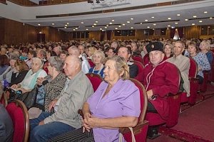 Вице-спикер крымского парламента Алла Пономаренко вручила награды победителям Фестиваля художественной самодеятельности среди граждан преклонного возраста