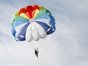 Сергей Зырянов планирует прыгнуть с парашютом