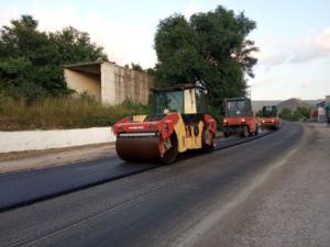 Продолжаются ремонтные работы автомобильной дороги Черноморское– Оленевка