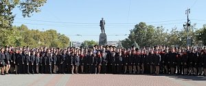 В Севастополе на площади Нахимова 145 учеников кадетского класса УМВД дали торжественную Клятву кадета