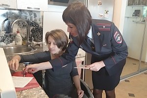 Севастопольские полицейские оказали помощь иностранке получить гражданство Российской Федерации