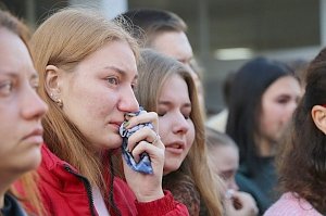 У здания Керченского политеха прошёл митинг-реквием «Помним и скорбим!»