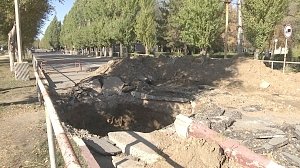 В Армянске до конца года отремонтируют провал грунта на дороге по улице Гайдара