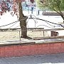 В центре Симферополя восстановили скамейки, которые сломали вандалы