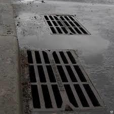 На улицах Симферополя очищают ливневые канализации