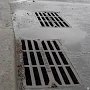 На улицах Симферополя очищают ливневые канализации