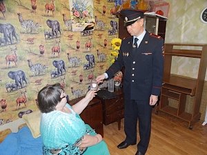 В Севастополе полицейские оказали помощь получить гражданство Российской Федерации пожилой иностранке