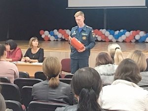 МЧС за безопасное детство! Сотрудники севастопольского чрезвычайного ведомства выступили на родительских собраниях