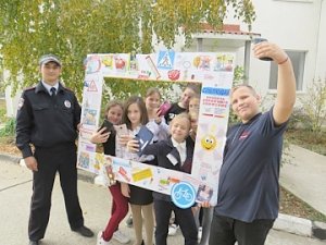 В Ленинском районе школьники создали фоторамку «Селфи дорожной безопасности», напомнив сверстникам про необходимость соблюдения ПДД