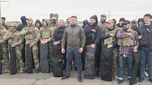 Киев объявил об отводе войск из Золотого – националисты не подчиняются