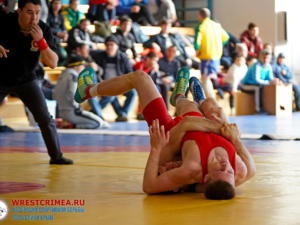 Юношеская сборная России по греко-римской борьбе проводит сборы в Алуште