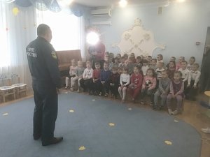 В рамках Месячника гражданской обороны сотрудники МЧС провели открытые уроки в образовательных учреждениях Севастополя