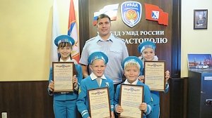 Главный государственный инспектор безопасности дорожного движения города Севастополя наградил активистов движения ЮИД