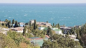 В Алупке больше недели не обращают внимания на коммунальную аварию