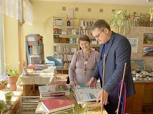 Владимир Бобков подарил книги сельским библиотекам округа Судак