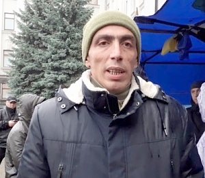 Беглого из Крыма "АТОшника" в Киеве бросили подыхать под забором