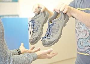 Как крымская семья нашла способ делать из старой обуви покрытие для спортплощадок