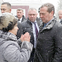 На Алтае пенсионерка на коленях просила у Медведева включить горячую воду