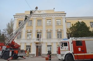 На базе Черноморского высшего военно-морского училища имени Нахимова состоялись пожарно-тактические учения МЧС