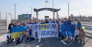 Украинские активисты устроили глупое шоу на границе с Крымом. Без зрителей