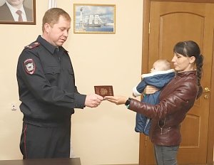 Севастопольские полицейские помогли получить паспорт гражданина России молодой матери