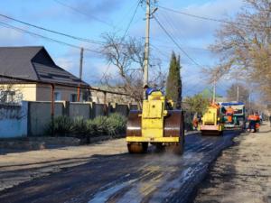 Две дороги в поселке Черноморское продолжают асфальтировать