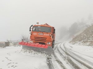 Крымавтодор начал очистку автомобильной дороги на плато Ай-Петри