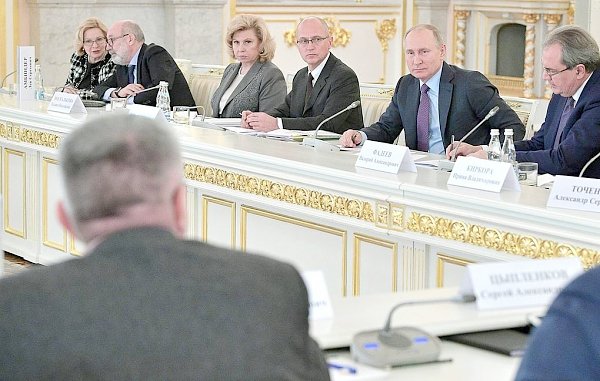 Путин согласился с предложением наказывать чиновников за оскорбление граждан