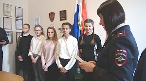 В День Конституции РФ стражи порядка вручили паспорта юным жителям Балаклавского района