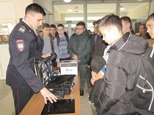 В Раздольненском районе полицейские совместно с представителями ведомственного ВУЗа МВД России приняли участие в акции «Я б в полицию пошел»