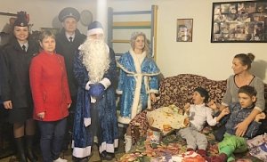 «Полицейский Дед Мороз» посетил одну из ялтинских семей, детки в которой не смогли попасть на новогоднее представление