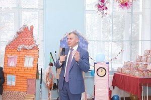 Владимир Константинов поздравил с новогодними праздниками учащихся двух крымских школ