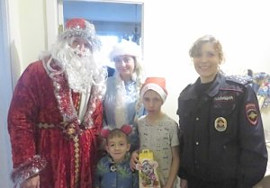 «Полицейский Дед Мороз» навестил многодетные семьи Большой Ялты