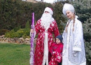 В Севастополе полицейский Дед Мороз и Снегурочка поздравили детей с Новым годом