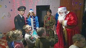 В Севастополе Полицейский Дед Мороз поздравил детей из подшефных семей
