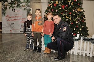 В период новогодних праздников «Полицейский Дед Мороз» поздравил евпаторийских ребят