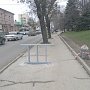 Подрядчик промахнулся и установил рекламную конструкцию посреди тротуара в Симферополе