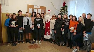 В рамках акции «Полицейский Дед Мороз» севастопольские полицейские встретились с ребятами из социального приюта