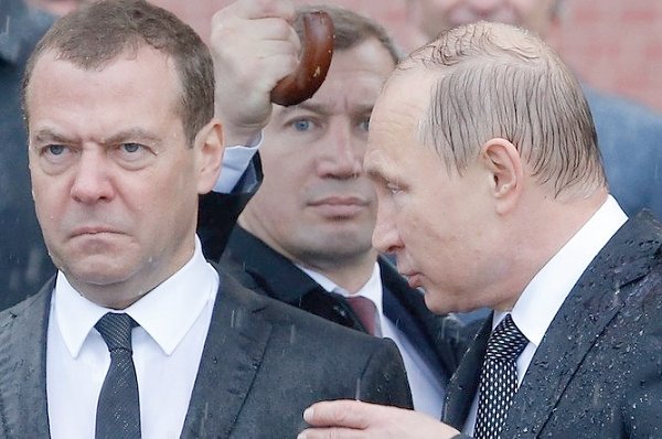«Рокировочка» по-ельцински. Медведев и правительство узнало о своей отставки вместе со всеми