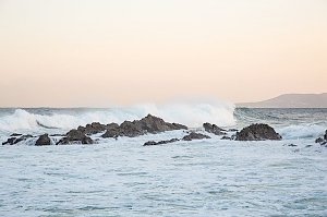 Под Алуштой спасатели достали из ледяной воды пьяного мужчину, уплывшего от берега