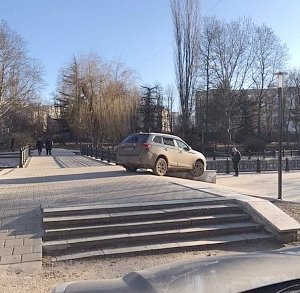 В Симферополе внедорожник застрял на пешеходном мосту