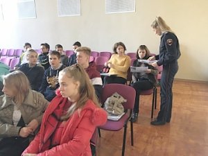 В учебных заведениях Алушты полицейские проводят акцию «Студенческий десант»