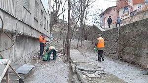 В Симферополе коммунальщики убирают стихийную свалку за Центральным рынком